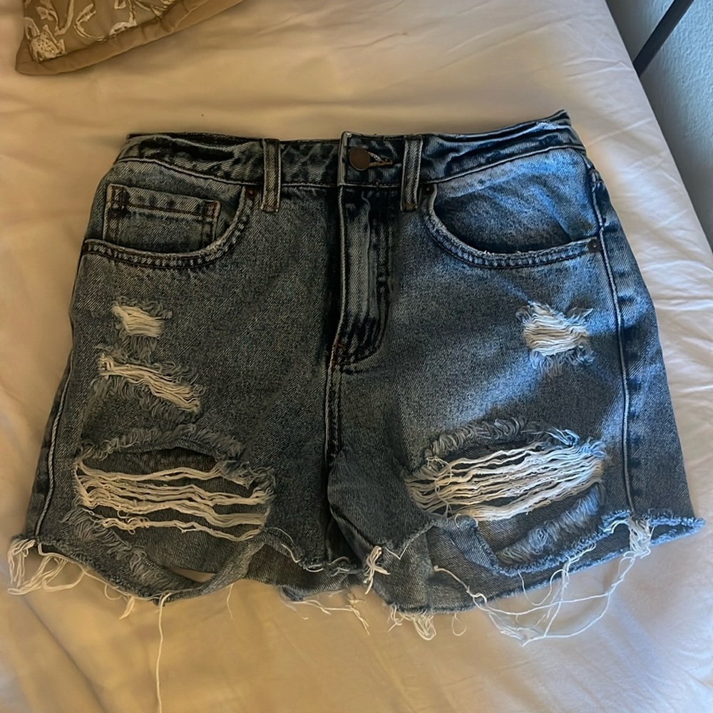 High Rise O’neill distressed shorts! Size: 26